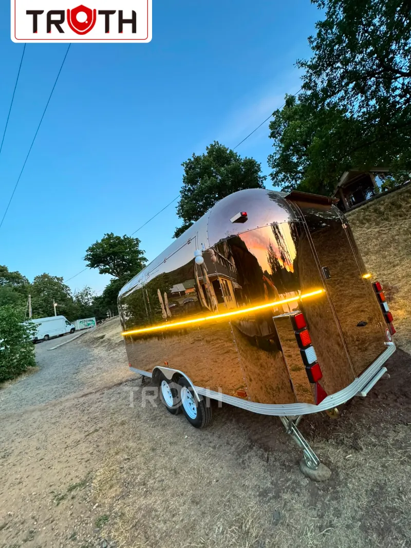 Truth Food Trailer levert een Rose Gold koffie- en fastfoodtrailer aan Slowakije